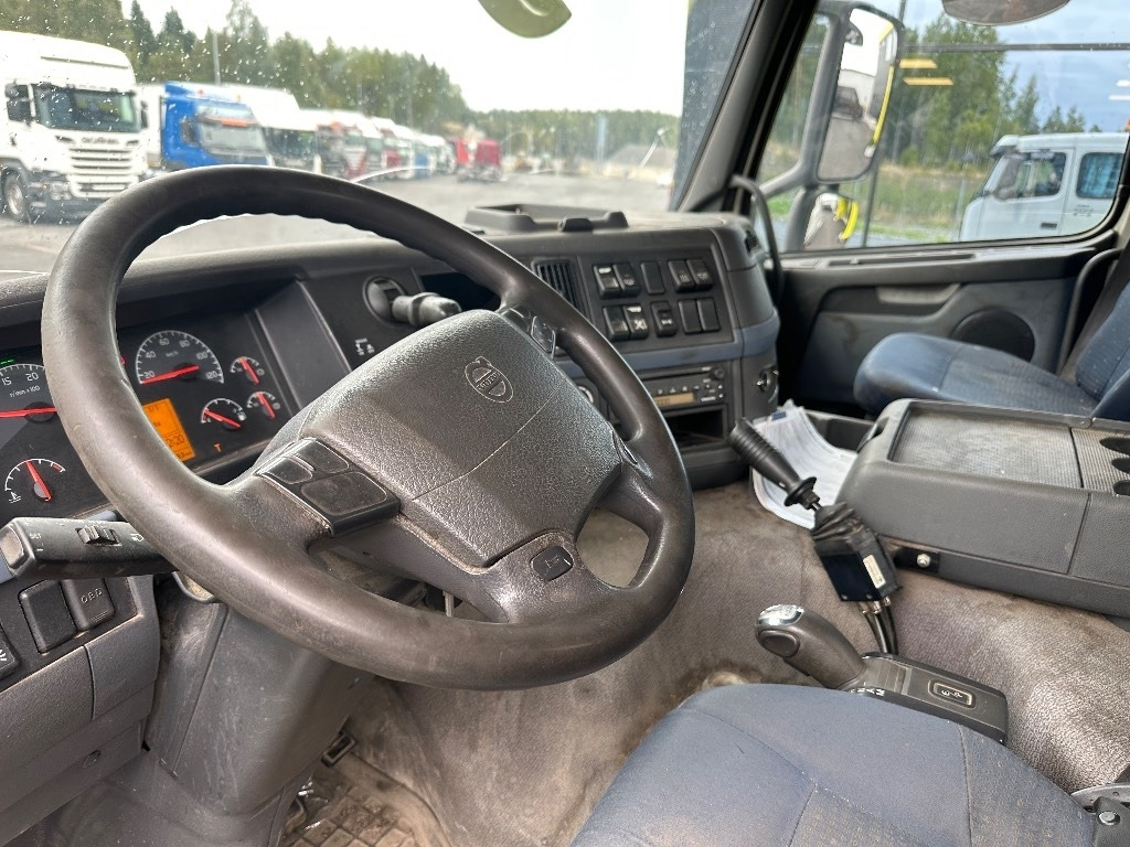 Skip loader truck Volvo FM9 4x2 vaijerilaitteilla: picture 9
