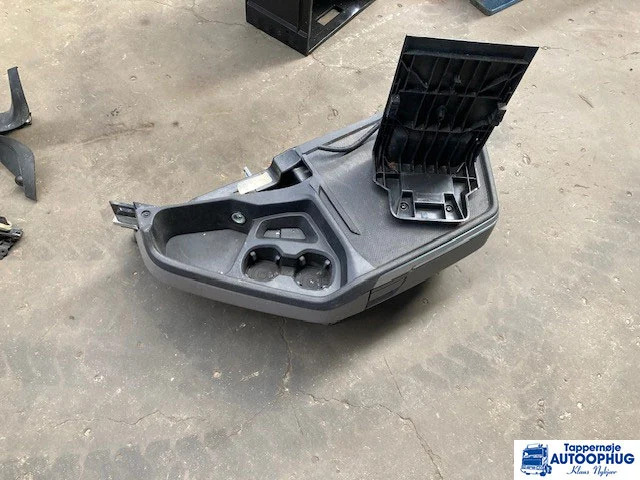Scania Midterkonsol – Scania 2901429 - Cab and interior for Truck: picture 2 Scania Midterkonsol – Scania 2901429 - Cab and interior for Truck: picture 2