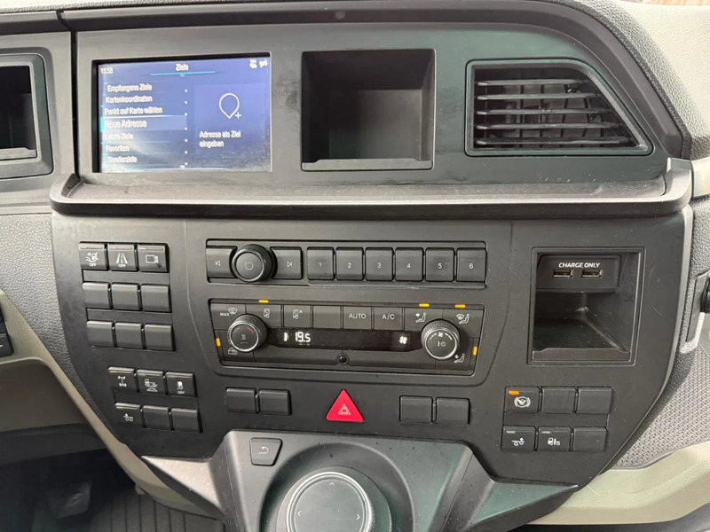 Container transporter/ Swap body truck MAN TGX 26.470 Haakarm VDL 21.T XLX Bed Fridge Smart Select: picture 10 Container transporter/ Swap body truck MAN TGX 26.470 Haakarm VDL 21.T XLX Bed Fridge Smart Select: picture 10