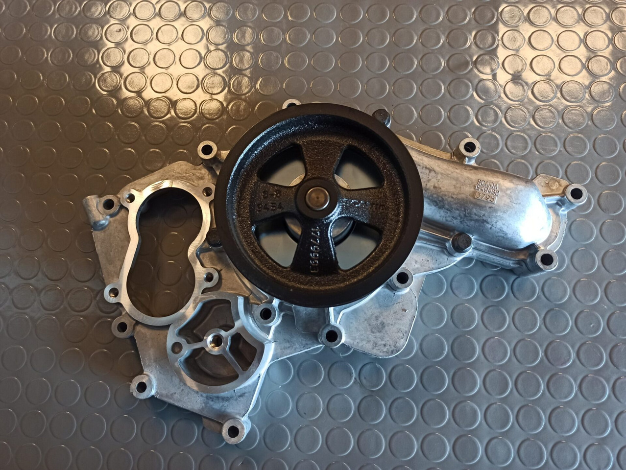 SCANIA COOLANT PUMP - 570881 - Coolant pump for Truck: picture 1 SCANIA COOLANT PUMP - 570881 - Coolant pump for Truck: picture 1