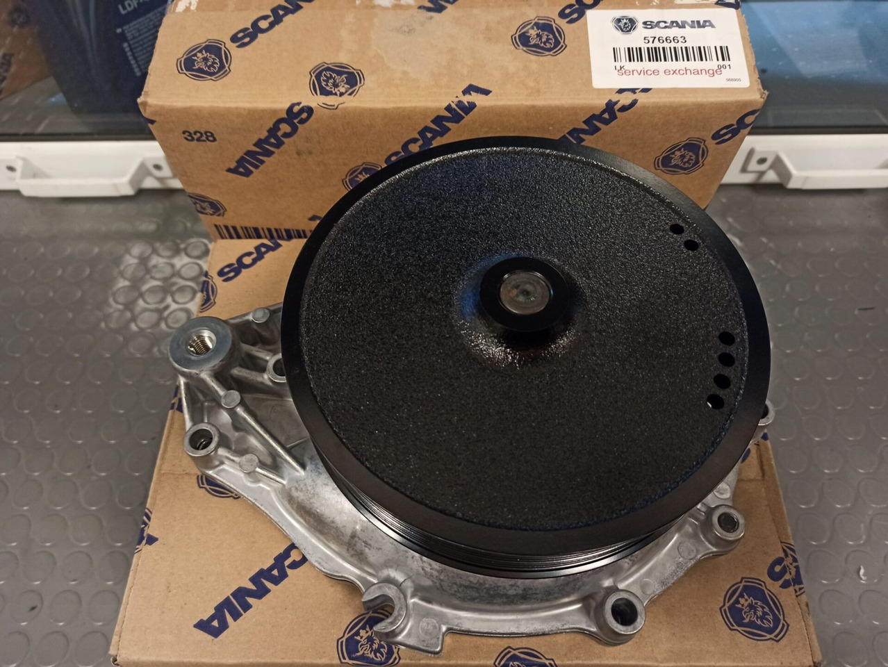 SCANIA COOLANT PUMP - 576663 - Coolant pump for Truck: picture 1 SCANIA COOLANT PUMP - 576663 - Coolant pump for Truck: picture 1