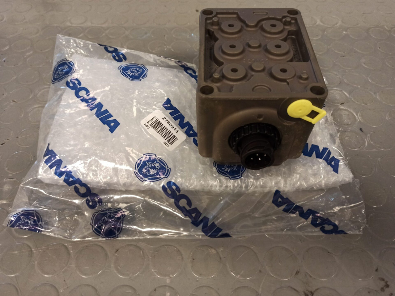 SCANIA VALVE HOUSING - 2760914 - Gearbox and parts for Truck: picture 1 SCANIA VALVE HOUSING - 2760914 - Gearbox and parts for Truck: picture 1