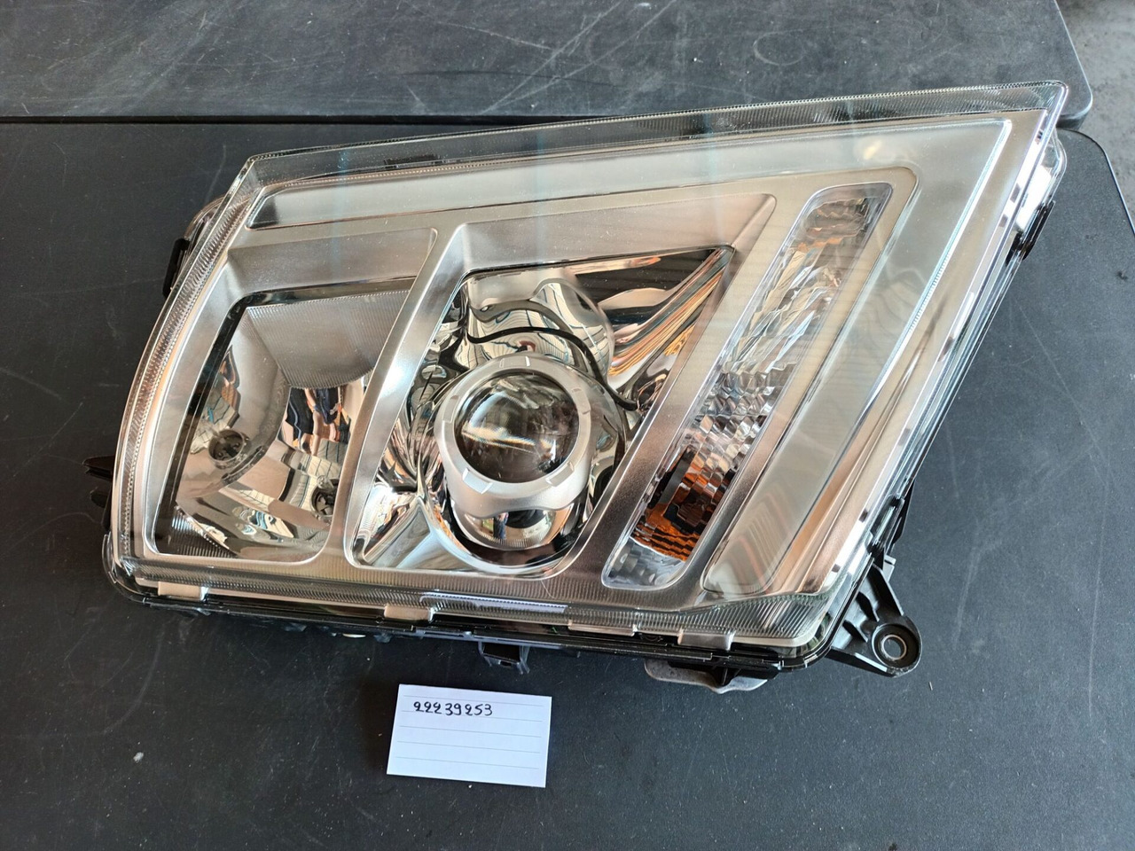 VOLVO HEADLAMP 22239253 - Headlight for Truck: picture 1 VOLVO HEADLAMP 22239253 - Headlight for Truck: picture 1