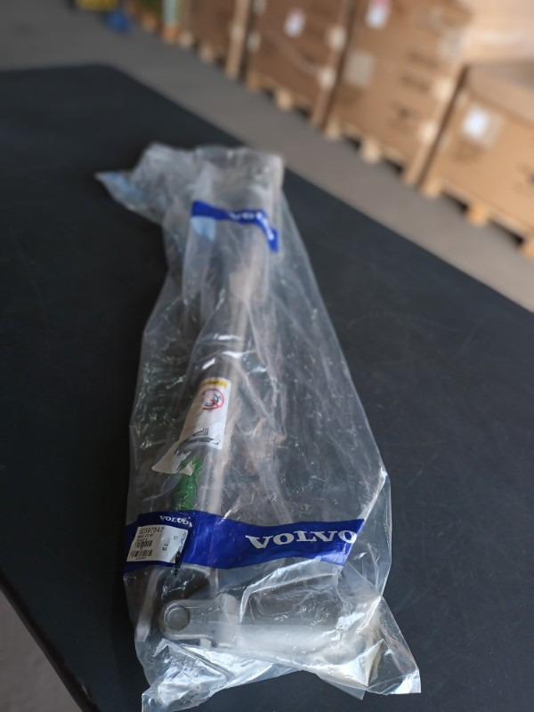 VOLVO STEERING SHAFT - 82397847 - Gearbox and parts for Truck: picture 1 VOLVO STEERING SHAFT - 82397847 - Gearbox and parts for Truck: picture 1