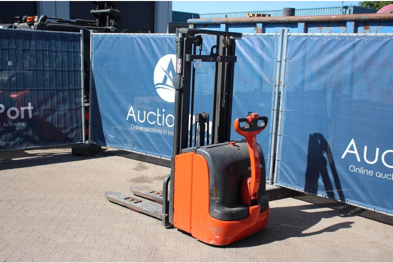 Fenwick-Linde L14 - Stacker: picture 3 Fenwick-Linde L14 - Stacker: picture 3