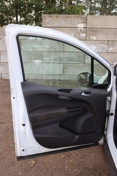 Panel van Ford Transit Courier: picture 17