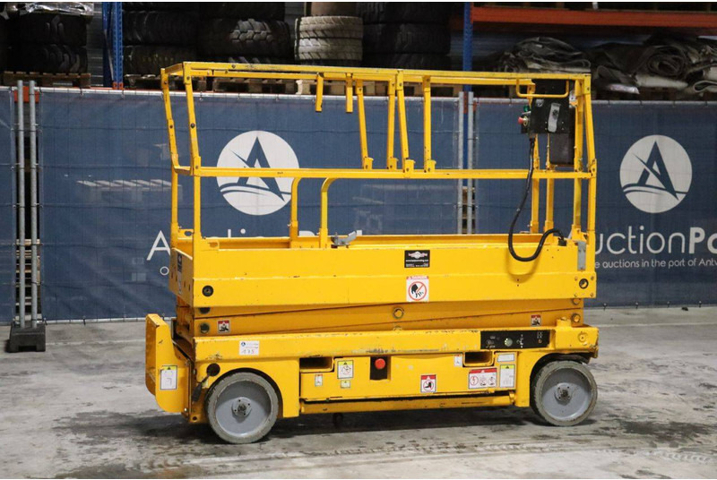 Haulotte Compact 8 - Scissor lift: picture 1 Haulotte Compact 8 - Scissor lift: picture 1