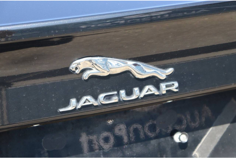Sedan Jaguar XE: picture 17