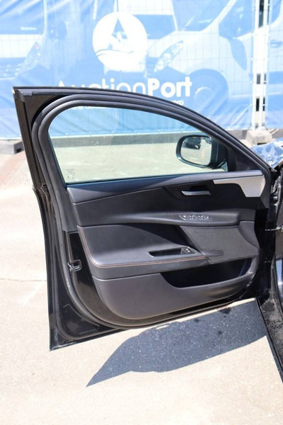 Sedan Jaguar XE: picture 20