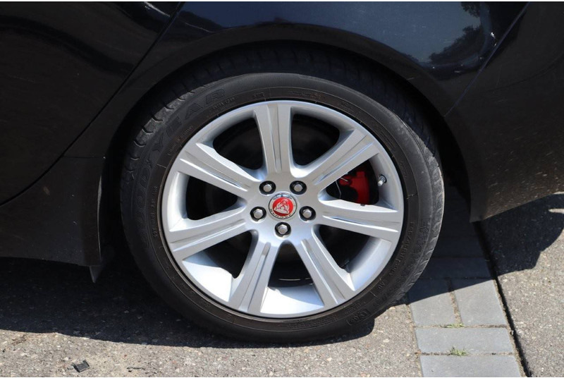 Sedan Jaguar XE: picture 14