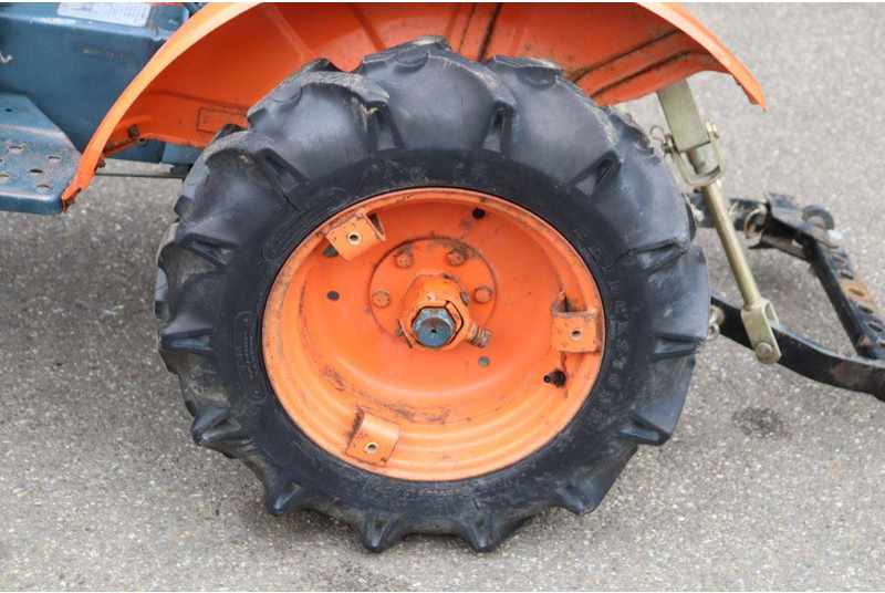 Farm tractor Kubota B5001: picture 17