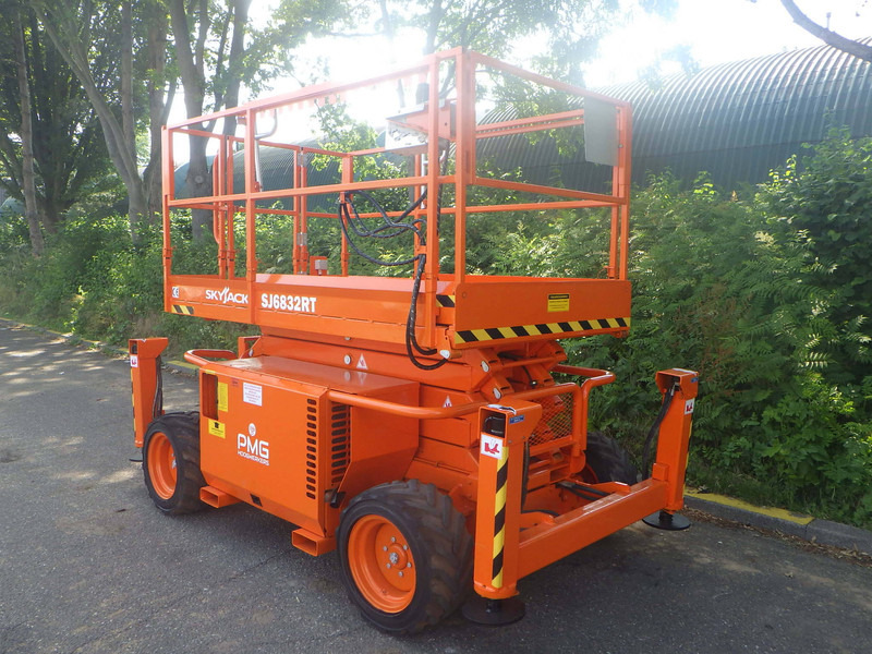 Skyjack SJ6832RT - Scissor lift: picture 3 Skyjack SJ6832RT - Scissor lift: picture 3