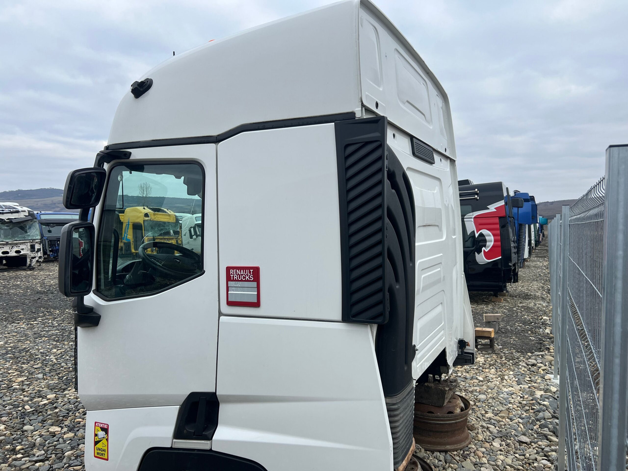 CABINA RENAULT T SLEEPER - Cab for Truck: picture 5 CABINA RENAULT T SLEEPER - Cab for Truck: picture 5