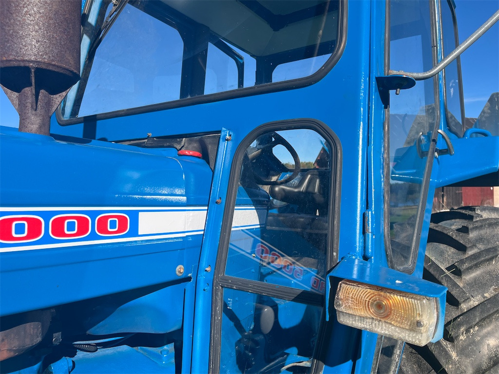 Farm tractor FORD 5000: picture 32
