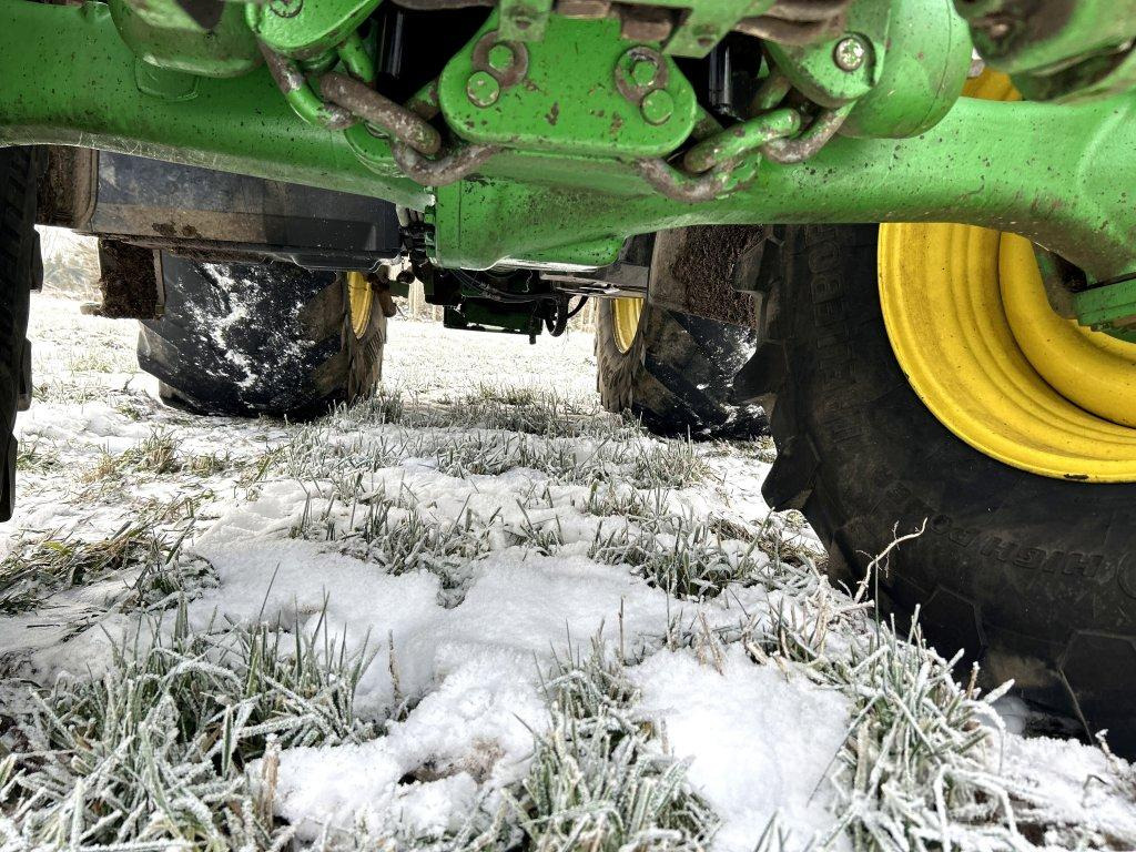 Farm tractor JOHN DEERE 6215R: picture 33