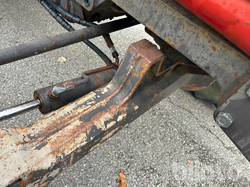 Farm tractor MF 365-4 WD: picture 9 Farm tractor MF 365-4 WD: picture 9