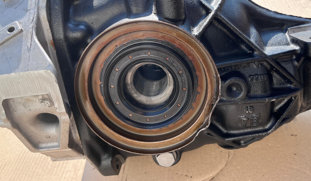 MERCEDES-BENZ C-Class Rear Differential W205 A2053500124 - Differential gear: picture 2 MERCEDES-BENZ C-Class Rear Differential W205 A2053500124 - Differential gear: picture 2