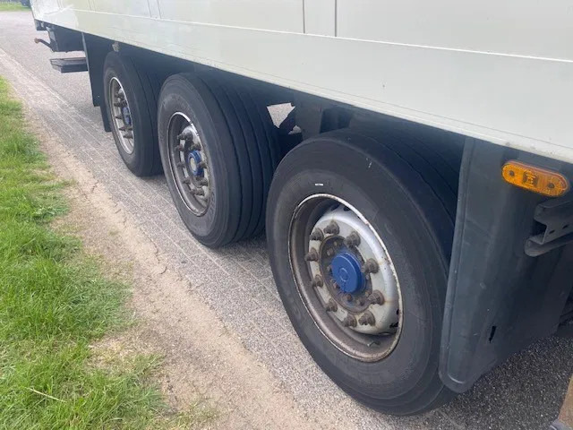 Schmitz Cargobull sko koelvries met carrier vector motor, saf assen disc brakes, 2 x lift , tuv gultig - Refrigerator semi-trailer: picture 4 Schmitz Cargobull sko koelvries met carrier vector motor, saf assen disc brakes, 2 x lift , tuv gultig - Refrigerator semi-trailer: picture 4