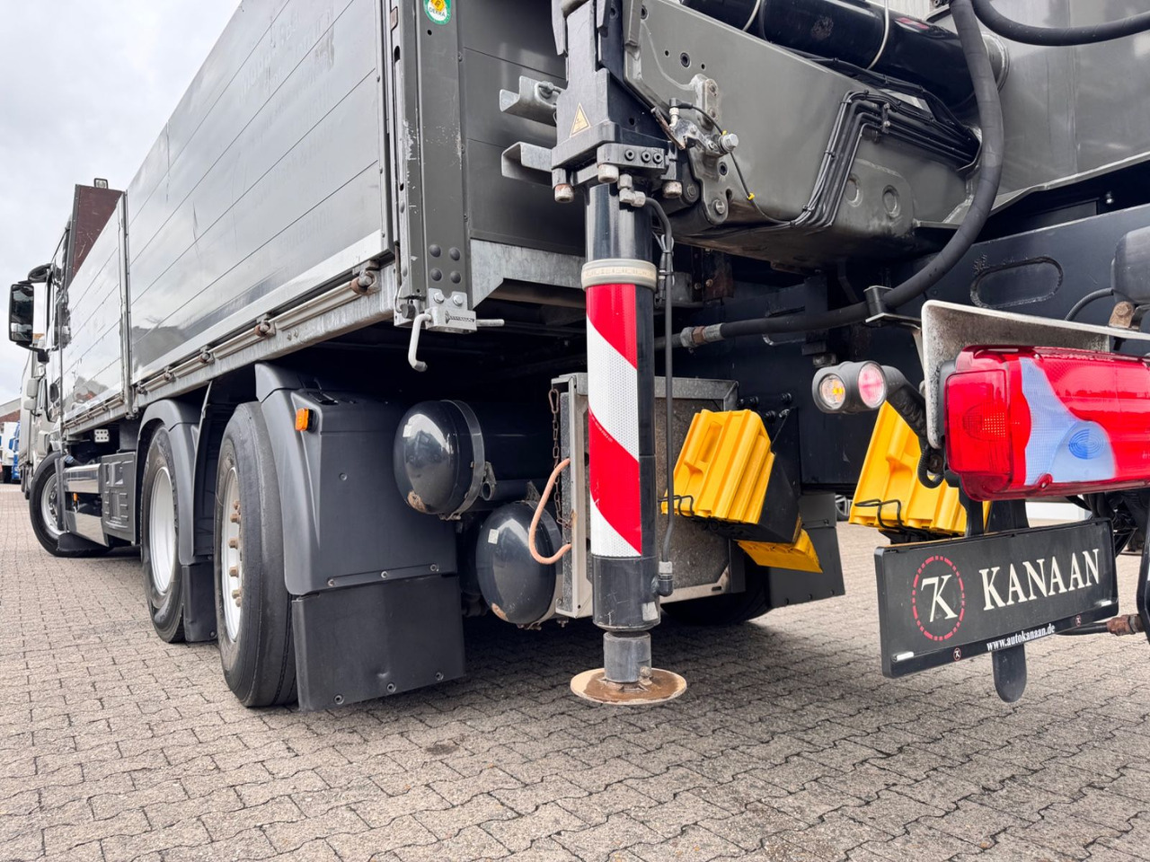 Leasing of  MAN 26.460 TGX Baustoffkran HMF 2110-L3 MAN 26.460 TGX Baustoffkran HMF 2110-L3: picture 13