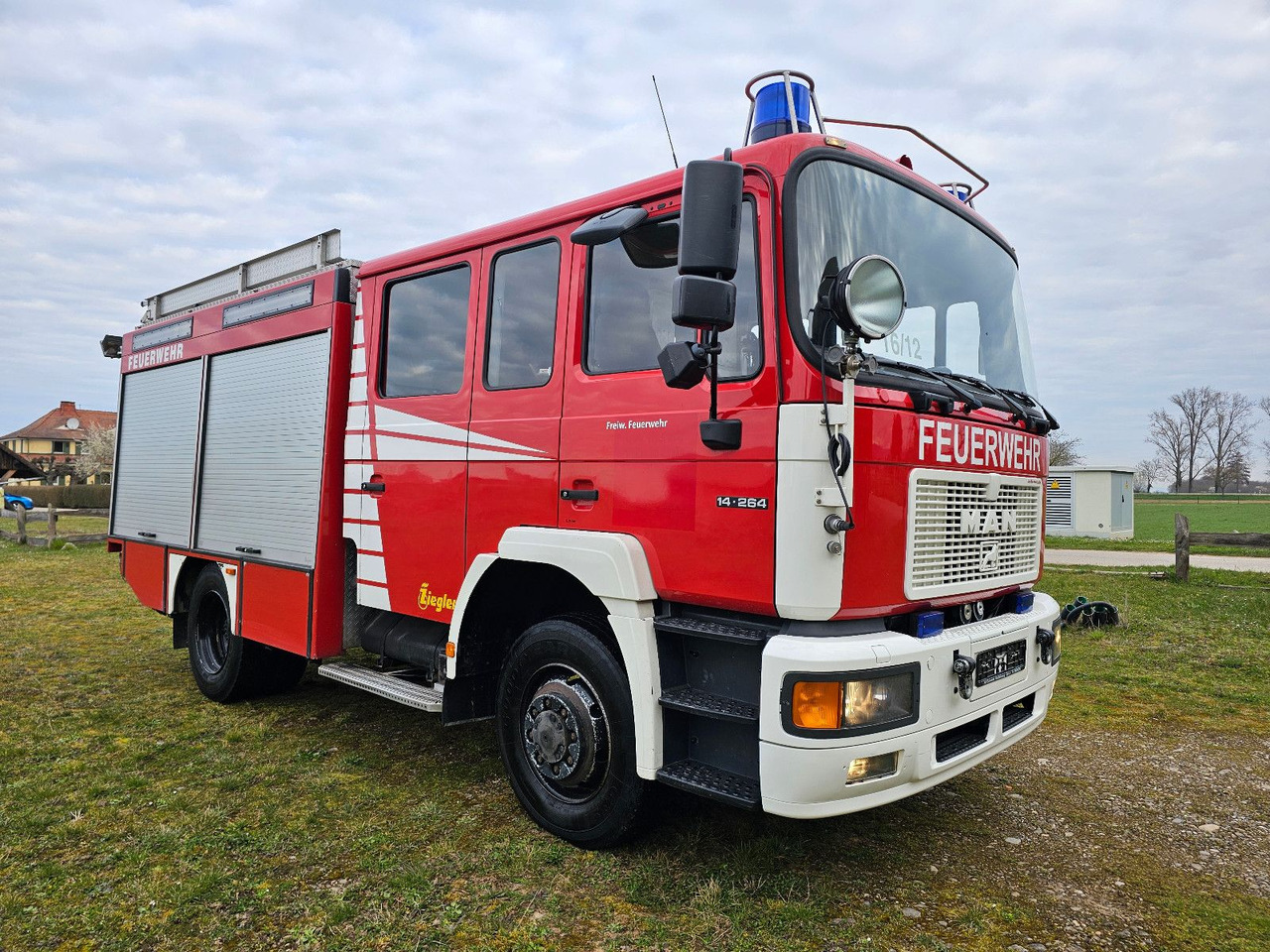 MAN Feuerwehr Löschfahrzeug 14.264 Autobomba - Truck: picture 1 MAN Feuerwehr Löschfahrzeug 14.264 Autobomba - Truck: picture 1