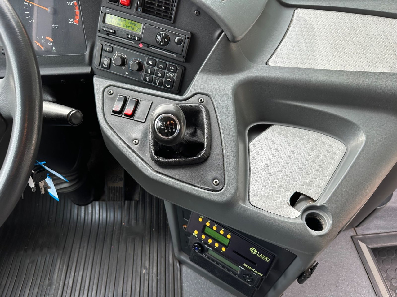 Suburban bus Mercedes-Benz O550 Integro (56 Sitze*Klima*Schalt): picture 16