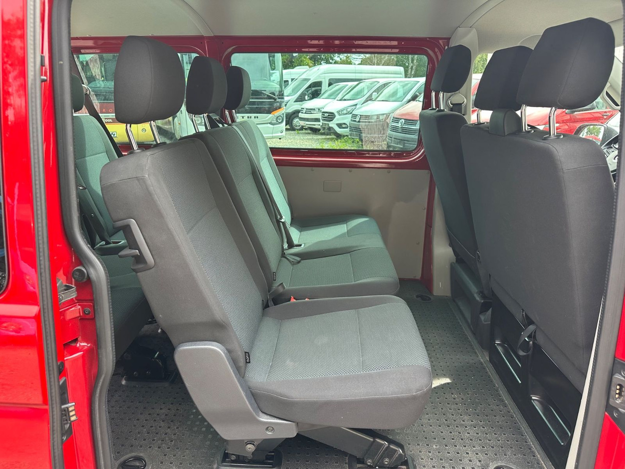 Passenger van Volkswagen T6 Kombi (PDC Hi*ACC*StandHz*9 Sitzer*AC): picture 13